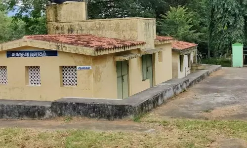 பென்னிகுயிக் நினைவு மணிமண்டபம் அருகே சுகாதார வளாகத்தை பயன்பாட்டுக்கு கொண்டு வர வேண்டும்: சுற்றுலா பயணிகள் கோரிக்கை பென்னிகுயிக் நினைவு மணிமண்டபம் அருகே சுகாதார வளாகத்தை பயன்பாட்டுக்கு கொண்டு வர வேண்டும்: சுற்றுலா பயணிகள் கோரிக்கை