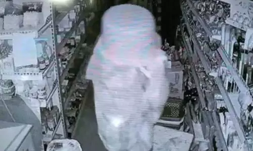 செஞ்சி  மளிகை கடையில் ரூ.1 லட்சம் திருட்டு  தலையில் பாத்திரத்தை கவிழ்த்தபடி வந்த பலே திருடனுக்கு வலைவீச்சு