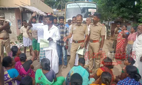 போலீசாரை கண்டித்து கிராம மக்கள் சாலை மறியல் போலீசாரை கண்டித்து கிராம மக்கள் சாலை மறியல்