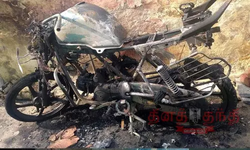 மோட்டார் சைக்கிள், மொபட்டுக்கு தீ வைப்பு