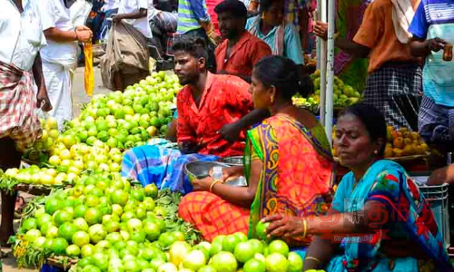 கடைவீதிகளில் பழங்கள், பூஜை பொருட்கள் வாங்க அலைமோதிய மக்கள்