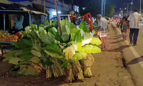 தேனியில் களைகட்டிய பூஜை பொருட்கள் விற்பனை தேனியில் களைகட்டிய பூஜை பொருட்கள் விற்பனை