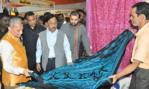 உலக அளவில் காதிப் பொருட்களை எடுத்து செல்ல பொதுமக்கள் அந்த பொருட்களை வாங்கி ஊக்குவிக்க வேண்டும்-மத்திய மந்திரி நாராயண் ரானே