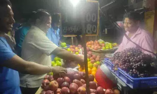 ஆயுதபூஜையையொட்டி கரூர் மார்க்கெட்டில் பூஜை பொருட்கள் வாங்க கூட்டம் அலைமோதல்
