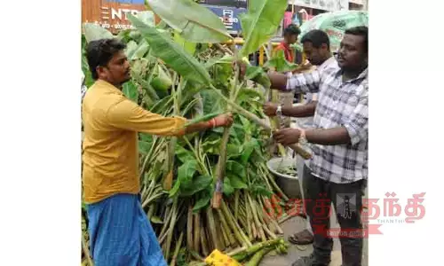 ஆயுத பூஜைக்கு தேவையான பொருட்களை ஆர்வமுடன் வாங்கிய பொதுமக்கள்