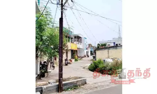 சாலையின் நடுவில் இருந்த மின்கம்பம் அகற்றம் சாலையின் நடுவில் இருந்த மின்கம்பம் அகற்றம்