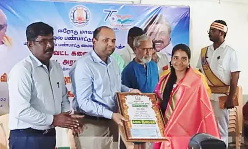 கலைத்துறையில் சாதனை படைத்தவர்களுக்கு விருது;  கலெக்டர் கிருஷ்ணனுண்ணி வழங்கினார்