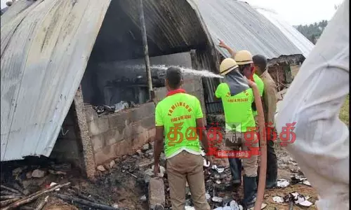 டி.என்.பாளையம் அருகே   வீடு தீப்பிடித்து எரிந்தது;  ரூ.2 லட்சம்-2 பவுன் நகை கருகி நாசம்