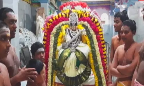 சரஸ்வதி பூஜை: கூத்தனூர் சரஸ்வதி அம்மன் கோயிலில் சிறப்பு பூஜை