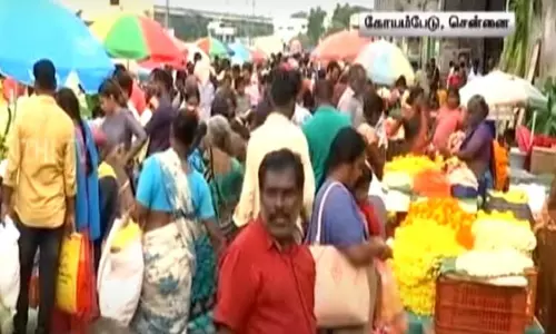 ஆயுத பூஜை எதிரொலி - கோயம்பேடு சிறப்பு சந்தையில் பொருட்கள் விலை கடும் உயர்வு