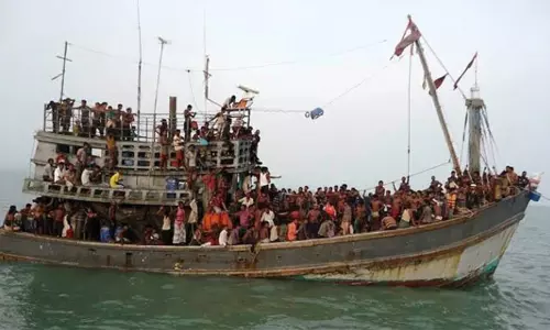 வங்காளதேசத்தில் ரோஹிங்கியா அகதிகள் 65 பேருடன் சென்ற படகு கடலில் மூழ்கியதில் 3 பேர் பலி - மீட்புப்பணி தீவிரம்!