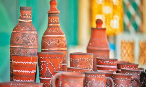 சுட்டமண்ணும் மலைக்க வைக்கும் பொருட்களும் (டெரகோட்டா) சுட்டமண்ணும் மலைக்க வைக்கும் பொருட்களும் (டெரகோட்டா)