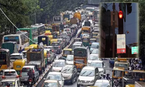 போக்குவரத்து விளக்கு கம்பங்களில் கியூ.ஆர் கோடு- போக்குவரத்து நெரிசலின் போது மருத்துவ உதவி பெற புதிய முயற்சி..!!