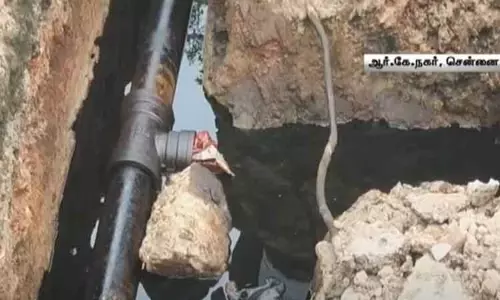 சென்னையில் குடிநீர் குழாய் பதிப்பதற்காக தோண்டப்பட்ட குழியில் எண்ணெய் கசிந்ததால் பரபரப்பு
