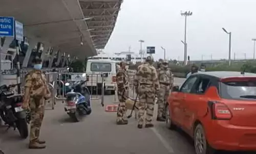 பி.எப்.ஐ. அமைப்பு தடை எதிரொலி - சென்னை விமான நிலையத்தில் வாகனங்கள் தீவிர சோதனை