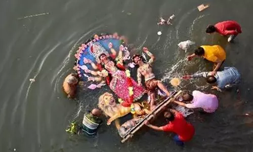 துர்கா சிலையை மழைநீர் தேங்கிய குழியில் கரைக்க சென்ற 5 பேர் உயிரிழப்பு