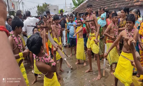 நெகமத்தில் நவராத்திரி விழாவையொட்டி  சவுடாம்பிகையம்மன் கோவிலில் பக்தர்கள் கத்திப்போட்டு வழிபாடு