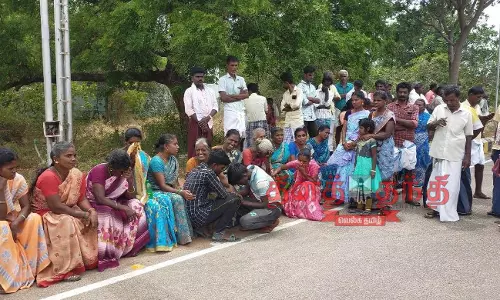 மின்சாரம் தாக்கி ஊழியர் பலி: உடலை வாங்க மறுத்து உறவினர்கள் போராட்டம் மின்சாரம் தாக்கி ஊழியர் பலி: உடலை வாங்க மறுத்து உறவினர்கள் போராட்டம்