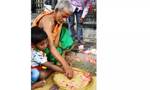 விழுப்புரத்தில் குழந்தைகளுக்கு கல்வியை தொடங்கும் வித்யாரம்பம் நிகழ்ச்சி விழுப்புரத்தில் குழந்தைகளுக்கு கல்வியை தொடங்கும் வித்யாரம்பம் நிகழ்ச்சி