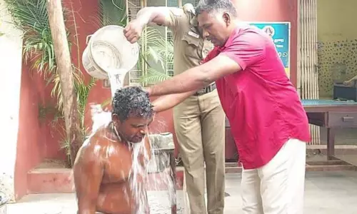 விருத்தாசலம் போலீஸ் நிலையம் முன்பு வாலிபர் தீக்குளிக்க முயன்றதால் பரபரப்பு விருத்தாசலம் போலீஸ் நிலையம் முன்பு வாலிபர் தீக்குளிக்க முயன்றதால் பரபரப்பு