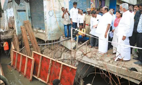 சென்னையில் மழைநீர் வடிகால் பணிகள் குறித்து அமைச்சர் எ.வ.வேலு ஆய்வு சென்னையில் மழைநீர் வடிகால் பணிகள் குறித்து அமைச்சர் எ.வ.வேலு ஆய்வு