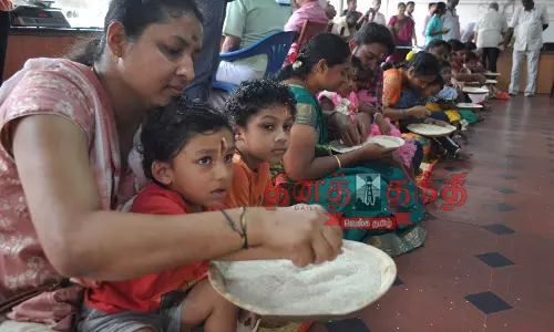 சேலத்தில் விஜயதசமியையொட்டி கோவில்களில் குழந்தைகளுக்கு வித்யாரம்பம் நிகழ்ச்சி சேலத்தில் விஜயதசமியையொட்டி கோவில்களில் குழந்தைகளுக்கு வித்யாரம்பம் நிகழ்ச்சி