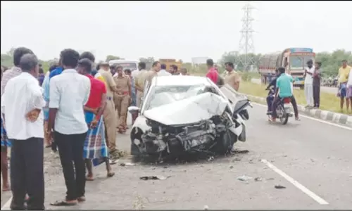 பாலத்தில் கார் மோதி சென்னை தம்பதி பலி: வங்கி ஊழியர் உள்பட 2 பேர் படுகாயம்