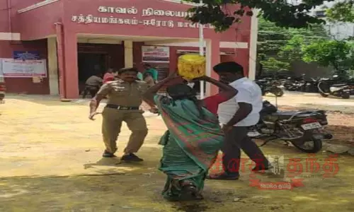 சத்தியமங்கலம்  போலீஸ் நிலையம் முன்பு தீக்குளிக்க முயன்ற பெண்ணால் பரபரப்பு