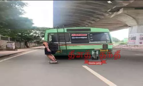 அரசு பஸ்சை பிடித்து ஸ்கேட்டிங் செய்த வெளிநாட்டு பயணி