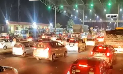 விடுமுறை முடிந்து சென்னை திரும்பிய மக்கள் - பரனூர் சுங்கச்சாவடியில் கடும் போக்குவரத்து நெரிசல்