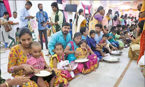 அரிசி, நெல்மணியில் அ எழுதி மகிழ்ந்தனர்: கோவில்கள், பள்ளிகளில் எழுத்தறிவிக்கும் வித்யாரம்பம் நிகழ்ச்சி அரிசி, நெல்மணியில் அ எழுதி மகிழ்ந்தனர்: கோவில்கள், பள்ளிகளில் எழுத்தறிவிக்கும் வித்யாரம்பம் நிகழ்ச்சி