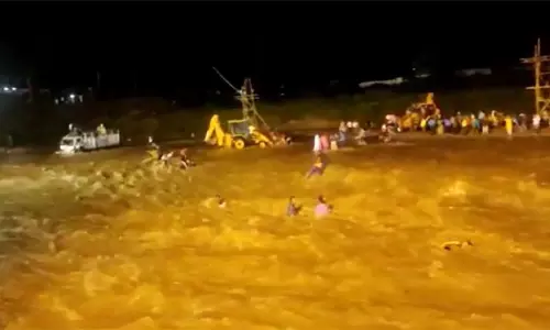 ஆற்றில் துர்கா பூஜை சிலைக் கரைப்பு, கொத்து கொத்தாக அடித்து செல்லப்பட்ட மக்கள்.. பரபரப்பு காட்சி