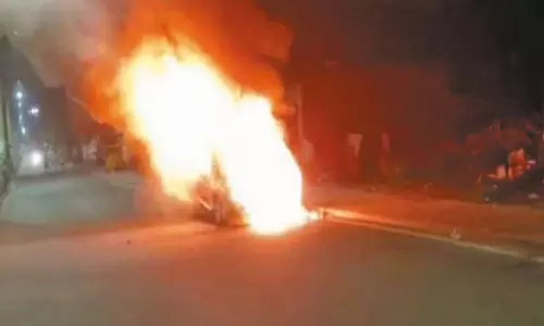 திருவொற்றியூரில் நடுரோட்டில் கார் தீப்பிடித்து எரிந்ததால் பரபரப்பு