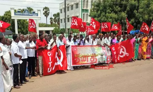 கட்டுமான தொழிலாளர்கள் ஆர்ப்பாட்டம் கட்டுமான தொழிலாளர்கள் ஆர்ப்பாட்டம்