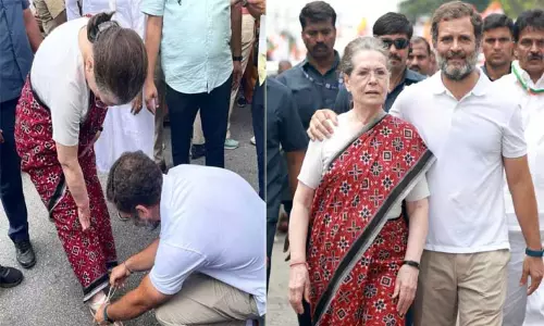 பாதயாத்திரையின் போது சோனியா காந்தியின் ஷூ லேசை கட்டிவிட்ட ராகுல் காந்தி - வைரல் வீடியோ