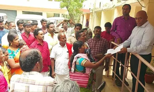 மாற்று இடம் வழங்கக்கோரி    சப்-கலெக்டரிடம் கார்குடல் கிராம மக்கள் மனு