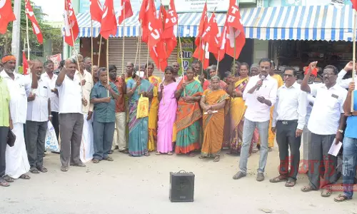 கட்டுமான தொழிலாளர் சங்கத்தினர் ஆர்ப்பாட்டம் கட்டுமான தொழிலாளர் சங்கத்தினர் ஆர்ப்பாட்டம்