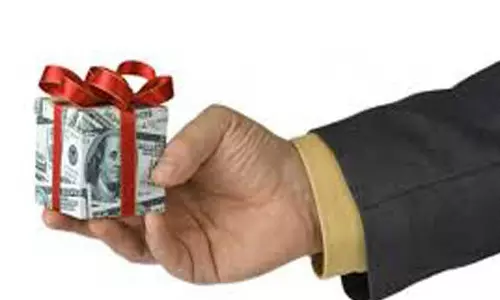 மாணவர்களுக்கு பரிசு மாணவர்களுக்கு பரிசு