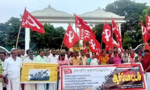 தேனியில் கட்டுமான தொழிலாளர்கள் ஆர்ப்பாட்டம் தேனியில் கட்டுமான தொழிலாளர்கள் ஆர்ப்பாட்டம்