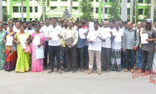 தலைமறைவான 4 பேரை உடனே கைது செய்ய வேண்டும்