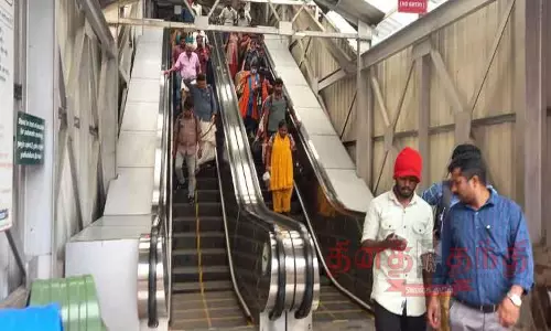 எஸ்கலேட்டர் செயல்படாததால் பயணிகள் அவதி