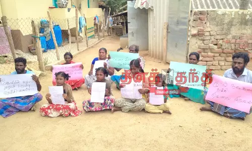 ஊரைவிட்டு ஒதுக்கி வைத்ததாக 11 பேர் போராட்டம் ஊரைவிட்டு ஒதுக்கி வைத்ததாக 11 பேர் போராட்டம்