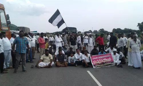 திண்டுக்கல்-மதுரை 4 வழிச்சாலையில் த.மு.மு.க.வினர் திடீர் மறியல்