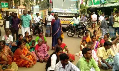 திருச்சி அரசு மருத்துவமனை நிர்வாகத்தை கண்டித்து சாலை மறியல் திருச்சி அரசு மருத்துவமனை நிர்வாகத்தை கண்டித்து சாலை மறியல்