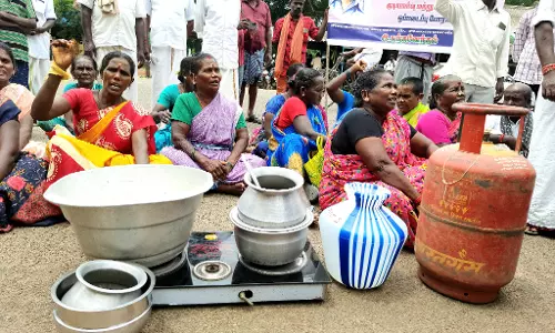 கலெக்டர் அலுவலகத்தில் சமையல் செய்து கிராமமக்கள் போராட்டம் கலெக்டர் அலுவலகத்தில் சமையல் செய்து கிராமமக்கள் போராட்டம்