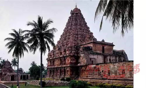 கம்பீரமாக காட்சியளிக்கும் பெருவுடையார் கோவில் கோபுரம்