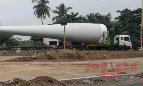 காற்றாலை இறக்கையை ஏற்றி வந்த லாரியால் போக்குவரத்து பாதிப்பு