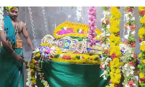ரேணுகாம்பாள் கோவிலில் ஊஞ்சல் உற்சவம் ரேணுகாம்பாள் கோவிலில் ஊஞ்சல் உற்சவம்
