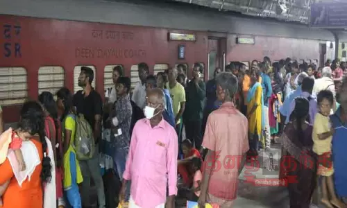 நெல்லை ரெயில் நிலையத்தில் பயணிகள் கூட்டம் அலைமோதியது