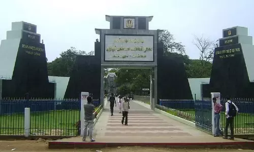 விடுமுறையையொட்டி வண்டலூர் உயிரியல் பூங்காவுக்கு 44 ஆயிரம் பேர் வருகை விடுமுறையையொட்டி வண்டலூர் உயிரியல் பூங்காவுக்கு 44 ஆயிரம் பேர் வருகை